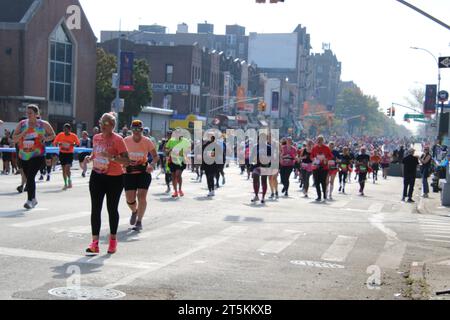 4th Ave und Senator St in Bayridge, Brooklyn, NY 11220 USA. November 2023. Unter kühlem, teilweise bewölktem Himmel lieferten über 50.000 Läufer den 2023 km langen New York Marathon durch fünf Stadtteile und verfolgten an einem milden Herbsttag ein insgesamt entspanntes und partizipatives Rennen. Quelle: ©Julia Mineeva/EGBN TV News/Alamy Live News Stockfoto