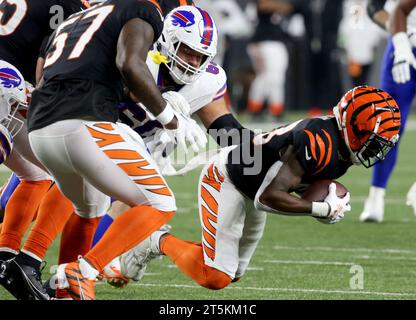 Cincinnati, Usa. November 2023. Cincinnati Bengals Nick Scott (33) erholt sich während der zweiten Spielhälfte im Paycor Stadium am Sonntag, den 5. November 2023 in Cincinnati, Ohio, einen Fumble vom Buffalo Bill. Foto von John Sommers II/UPI Credit: UPI/Alamy Live News Stockfoto