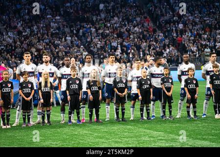 Vancouver, Kanada. November 2023. Vancouver, British Columbia, Kanada, 5. November 2023: Die Spieler des Vancouver Whitecaps FC stehen während der Nationalhymnen vor dem Spiel der Major League Soccer Playoffs Round 1 Spiel 2 zwischen Vancouver Whitecaps FC und Los Angeles FC im BC Place Stadium in Vancouver, British Columbia, Kanada (NUR REDAKTIONELLE VERWENDUNG). (Amy Elle/SPP) Credit: SPP Sport Press Photo. /Alamy Live News Stockfoto