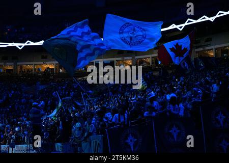 Vancouver, Kanada. November 2023. Vancouver, British Columbia, Kanada, 5. November 2023: Vancouver Whitecaps FC Fans jubeln und schwenken Flaggen vor dem Spiel der Major League Soccer Playoffs Runde 1 Spiel 2 zwischen Vancouver Whitecaps FC und Los Angeles FC im BC Place Stadium in Vancouver, British Columbia, Kanada (NUR REDAKTIONELLE VERWENDUNG). (Amy Elle/SPP) Credit: SPP Sport Press Photo. /Alamy Live News Stockfoto