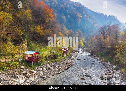 Teepavillons am Ufer eines Gebirgsflusses im Herbst Stockfoto