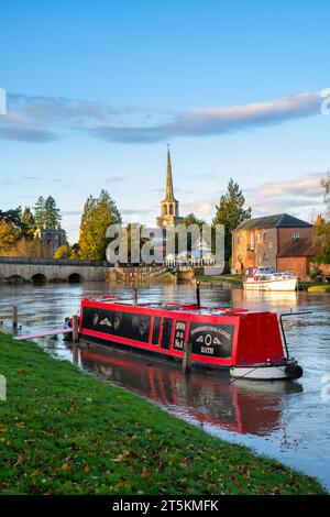 Schmalboot auf der überfluteten Themse im Herbst. Wallingford, Oxfordshire, England Stockfoto