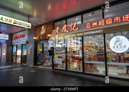 Ein asiatischer Mann, der in einem asiatischen Supermarkt in Melbourne, Victoria, Australien, einkauft Stockfoto