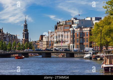 AMSTERDAM, NIEDERLANDE - 31, August 2022: Wasserkanäle in Amsterdam. Traditionelle farbenfrohe Häuser und Kanäle in Amsterdam Stadt Stockfoto