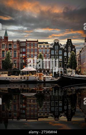 AMSTERDAM, NIEDERLANDE - 31, August 2022: Traditionelle Häuser von Amsterdam, Niederlande. Stockfoto