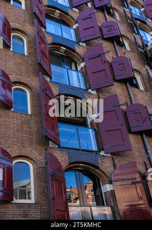 Amsterdam roten Fensterläden auf alte Gebäude Stockfoto
