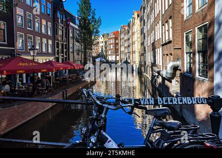 AMSTERDAM, NIEDERLANDE - 31, August 2022: Wasserkanäle in Amsterdam. Stockfoto