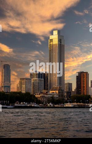 Rotterdam, Niederlande - 03. September 2022: Wolkenkratzer de Zalmhaven und andere Hochhäuser am Nordufer der Neuen Maas Stockfoto