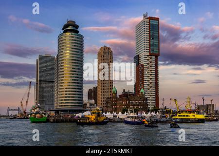 Rotterdam, Niederlande - 03. September 2022: Skyline von Kop van Zuid in Rotterdam von der Maas. Stockfoto