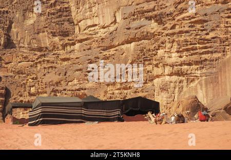 Camp einer Nomadenkarawane in der Wüste mit Kamelen und Zelten ohne Menschen Stockfoto