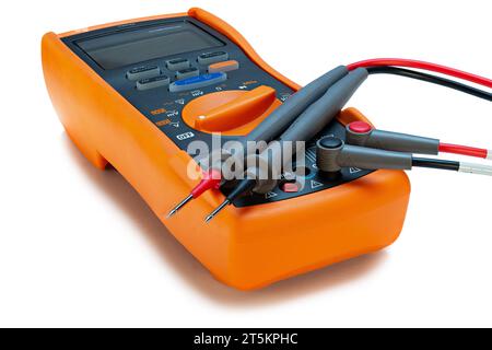 Modernes digitales Multimeter in einem orangefarbenen Gehäuse mit beleuchtetem Display und roten und schwarzen Messspitzen vor weißem Hintergrund. Stockfoto