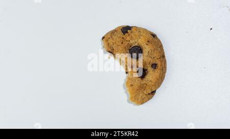 Kekse mit Schokoladenchips isoliert auf weißem Hintergrund. Draufsicht mit flacher Lage. Cookie wurde gebissen Stockfoto