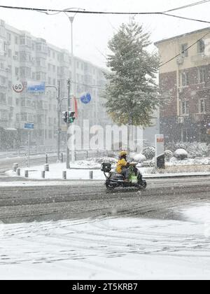 Ansicht des ersten Schneesturms 2023 in Shenyang, Provinz Liaoning, China, 6. November 2023. Stockfoto