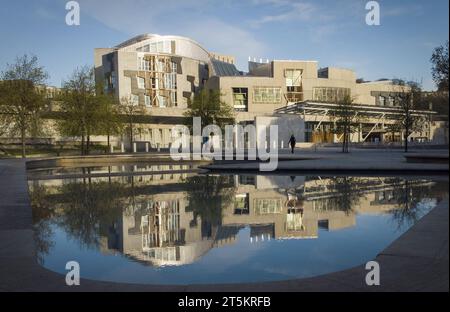 Aktenfoto vom 29/04/21 des schottischen Parlamentsgebäudes in Holyrood in Edinburgh. In einem kritischen Bericht über die Finanzplanung der schottischen Regierung wird behauptet, dass "Erschwinglichkeit scheint kein Schlüsselfaktor zu sein" in Entscheidungsprozessen. Die MSPs des Finanzausschusses und des Ausschusses für öffentliche Verwaltung von Holyrood hoben auch eine "verpasste Chance" hervor, die öffentlichen Dienste Schottlands zu reformieren. Der Vorsitzende des Ausschusses, Kenny Gibson, sagte, er hoffe, dass der Bericht "dem Reformprogramm der schottischen Regierung den dringend benötigten Impuls, die Ausrichtung und die Richtung verleihen wird". Ausgabedatum: Montag, 6. November 2023. Stockfoto