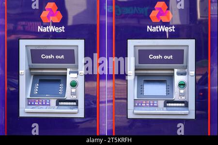 Aktenfoto vom 04/2023 von zwei Geldautomaten vor einer NatWest Bank in Sheffield, Großbritannien. Die britische Bank NatWest bringt eine neue Version ihres Chatbots auf den Markt, der menschenähnliche Gespräche mit Kunden führen kann, da sie die Einführung künstlicher Intelligenz (KI) beschleunigt. Die High-Street-Bank sagte, dass ihr verbesserter virtueller Assistent, genannt Cora+, von generativer KI unterstützt wird. Das bedeutet, dass Kunden in der Lage sind, Fragen zu stellen und Antworten in einem natürlicheren und kommunikativen Stil zu erhalten, wodurch sie nachbilden können, was die Mitarbeiter der Bank tun können. Ausgabedatum: Montag, 6. November 2023. Stockfoto