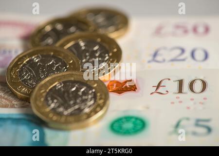 Aktenfoto vom 01/2018 von einer britischen 5-Pfund-, 10-Pfund-, 20-Pfund- und 50-Pfund-Banknote mit 1-Pfund-Münzen. Wirtschaftsführer haben den stellvertretenden Ersten Minister dringend aufgefordert, ihre Steuerrechnung im schottischen Haushalt für nächsten Monat nicht zu erhöhen. 35 Organisationen haben sich zusammengeschlossen, um Shona Robison eine "eindeutige Botschaft" zu senden. Ausgabedatum: Montag, 6. November 2023. Stockfoto