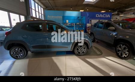 Bordeaux , Frankreich - 11 04 2023 : Dacia Federkraftwagen Rumänisch ev Elektro Rumänien Hersteller Fahrzeug Händlerinnenraum Stockfoto