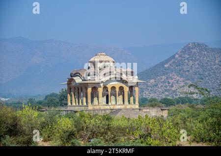 Ein alter Tempel in der Nähe des Bhangarh Fort aus dem 17. Jahrhundert im Dorf Alwar, Rajasthan, Indien. Stockfoto