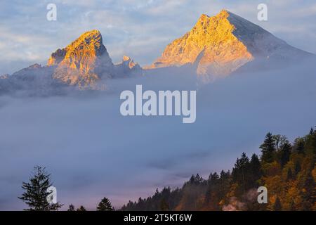 Der Watzmann erhebt sich bei einem Herbstsonnenaufgang bei Berchtesgaden im Berchtesgadener Land in Bayern. Stockfoto