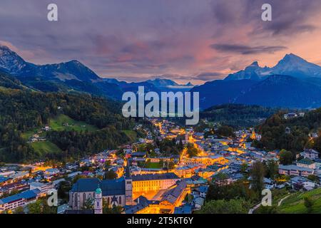 Sonnenuntergang im Herbst in Berchtesgaden, einer antiken Stadt im Südosten Bayerns, gelegen im Berchtesgadener Ache und umgeben von einer Höhe Stockfoto