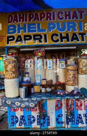 Digitales Brieftaschen-Schild an verschiedenen Street Food Ständen in Kalkutta, Indien Stockfoto