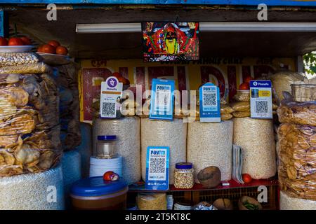 Digitales Brieftaschen-Schild an verschiedenen Street Food Ständen in Kalkutta, Indien Stockfoto