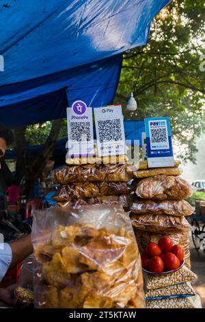 Digitales Brieftaschen-Schild an verschiedenen Street Food Ständen in Kalkutta, Indien Stockfoto