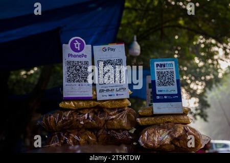 Digitales Brieftaschen-Schild an verschiedenen Street Food Ständen in Kalkutta, Indien Stockfoto