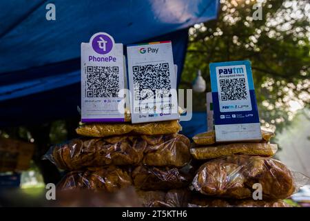 Digitales Brieftaschen-Schild an verschiedenen Street Food Ständen in Kalkutta, Indien Stockfoto