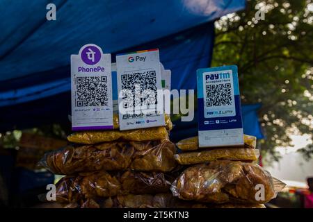 Digitales Brieftaschen-Schild an verschiedenen Street Food Ständen in Kalkutta, Indien Stockfoto