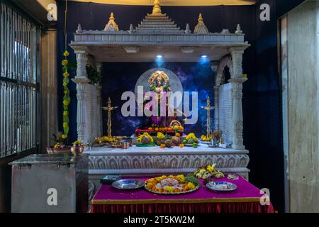 Ein wunderschönes Idol von Maa Durga, der während Navratri in Mumbai, Indien, bei einem Pandal verehrt wird Stockfoto