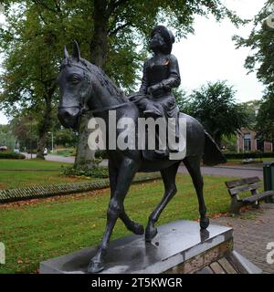 Dwingeloo, Nethrlands - 12. Oktober 2023 Statue des „Juffer van Battinghe“ von Charles Henri. Stockfoto