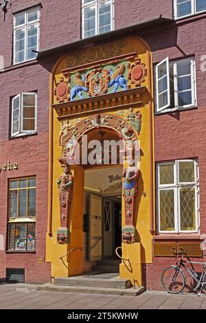 Lüneburg, Deutschland 7. Juli 2023 - Tür der Alten Ratsapotheke, erbaut 1598. Es ist im Renaissance-Stil hergestellt. Stockfoto