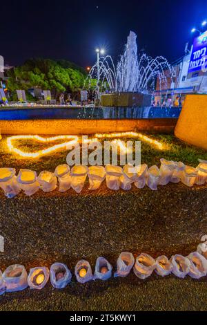 Haifa, Israel - 4. November 2023: Die Worte das Herz mit Kerzen geschrieben, Teil eines Protestes gegen die Regierung. Haifa, Israel Stockfoto