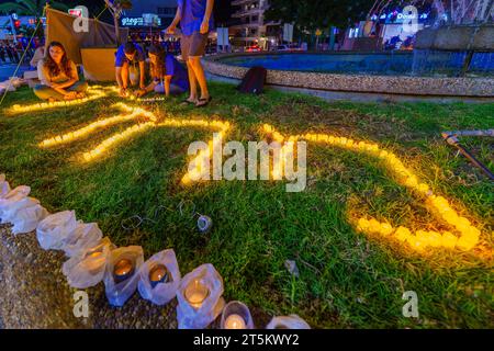 Haifa, Israel - 4. November 2023: Das Wort Misserfolg wurde mit Kerzen geschrieben, Teil eines Protestes gegen die Regierung. Haifa, Israel Stockfoto