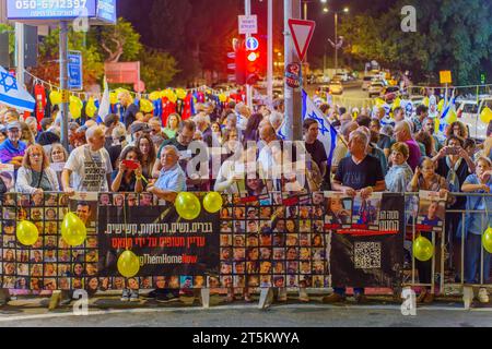 Haifa, Israel - 4. November 2023: Die Menschenmenge versammelte sich, um Solidarität mit den nach Gaza entführten Geiseln zu zeigen und gegen die Regierung zu protestieren. H Stockfoto