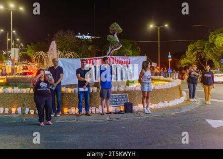 Haifa, Israel - 4. November 2023: Singen des Nationalhymnus in einer Versammlung der Solidarität mit den nach Gaza entführten Geiseln und protestieren gegen die Stockfoto