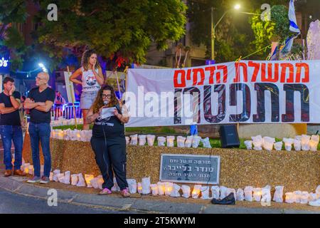 Haifa, Israel - 4. November 2023: Die Menschen halten eine Rede in einer Versammlung der Solidarität mit den nach Gaza entführten Geiseln und protestieren gegen die Götter Stockfoto