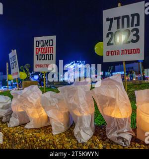 Haifa, Israel - 4. November 2023: Kerzen und Schilder als Zeichen der Solidarität mit den Geiseln, die nach Gaza entführt wurden, und Protest gegen die Gouverneure Stockfoto