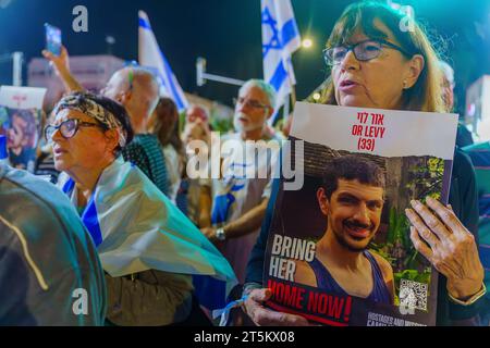 Haifa, Israel - 4. November 2023: Die Menschenmenge versammelte sich, um Solidarität mit den nach Gaza entführten Geiseln zu zeigen und gegen die Regierung zu protestieren. H Stockfoto