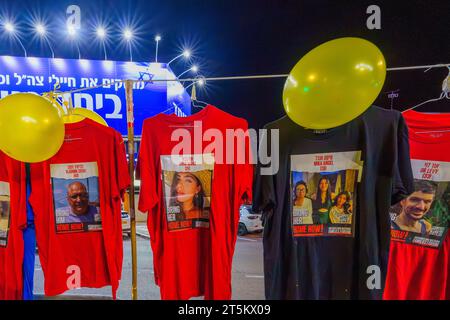 Haifa, Israel - 4. November 2023: Trikots mit Geiseln nach Gaza entführt, Teil eines Protestes gegen die Regierung. Haifa, Israel Stockfoto