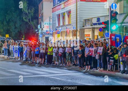 Haifa, Israel - 4. November 2023: Die Menschenmenge versammelte sich, um Solidarität mit den nach Gaza entführten Geiseln zu zeigen und gegen die Regierung zu protestieren. H Stockfoto