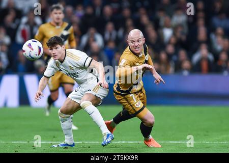 Madrid, Spanien. November 2023. Fran Garcia (L) von Real Madrid streitet mit ISI Palazon von Vallecano während eines Fußballspiels der La Liga zwischen Real Madrid und Rayo Vallecano am 5. November 2023 in Madrid, Spanien. Gustavo Valiente/Xinhua/Alamy Live News Stockfoto