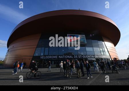 Saint Quentin En Yvelines, Frankreich. Oktober 2022. Foto von Alex Broadway/SWpix.com - 12/10/2022 - Radfahren - 2022 Tissot UCI Track World Championships - Saint-Quentin-en-Yvelines Velodrome, Frankreich - Außenseite des Velodrome National de Saint-Quentin-en-Yvelines DATEIBILD: Eine allgemeine Außenansicht des Vélodrome National de Saint-Quentin-en-Yvelines in Montigny-le-Bretonneux, Frankreich. Austragungsort der Rennbahn- und Para-Track-Radrennen bei den Olympischen Spielen und Paralympischen Spielen 2024 in Paris. Quelle: SWpix/Alamy Live News Stockfoto