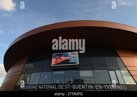 Saint Quentin En Yvelines, Frankreich. Oktober 2022. Foto von Alex Broadway/SWpix.com - 12/10/2022 - Radfahren - 2022 Tissot UCI Track World Championships - Saint-Quentin-en-Yvelines Velodrome, Frankreich - Außenseite des Velodrome National de Saint-Quentin-en-Yvelines DATEIBILD: Eine allgemeine Außenansicht des Vélodrome National de Saint-Quentin-en-Yvelines in Montigny-le-Bretonneux, Frankreich. Austragungsort der Rennbahn- und Para-Track-Radrennen bei den Olympischen Spielen und Paralympischen Spielen 2024 in Paris. Quelle: SWpix/Alamy Live News Stockfoto