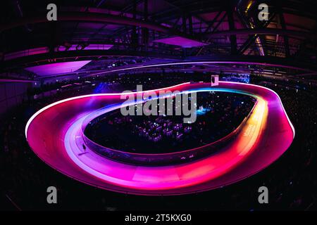 Saint Quentin En Yvelines, Frankreich. November 2023. Foto von Alex Whitehead/SWpix.com - 04/11/2023 - Radfahren - UCI Track Champions League, Runde 3: Saint-Quentin-en-Yvelines - Vélodrome National de Saint-Quentin-en-Yvelines, Frankreich - A General View (GV). AKTENBILD: Eine allgemeine Innenansicht des Vélodrome National de Saint-Quentin-en-Yvelines in Montigny-le-Bretonneux, Frankreich. Austragungsort der Rennbahn- und Para-Track-Radrennen bei den Olympischen Spielen und Paralympischen Spielen 2024 in Paris. Quelle: SWpix/Alamy Live News Stockfoto