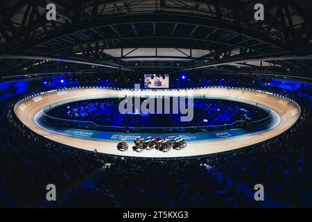 Saint Quentin En Yvelines, Frankreich. November 2023. Foto von Alex Whitehead/SWpix.com - 04/11/2023 - Radfahren - UCI Track Champions League, Runde 3: Saint-Quentin-en-Yvelines - Vélodrome National de Saint-Quentin-en-Yvelines, Frankreich - A General View (GV). AKTENBILD: Eine allgemeine Innenansicht des Vélodrome National de Saint-Quentin-en-Yvelines in Montigny-le-Bretonneux, Frankreich. Austragungsort der Rennbahn- und Para-Track-Radrennen bei den Olympischen Spielen und Paralympischen Spielen 2024 in Paris. Quelle: SWpix/Alamy Live News Stockfoto