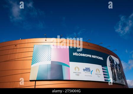 Saint Quentin En Yvelines, Frankreich. November 2023. Foto von Alex Whitehead/SWpix.com - 05/11/2023 - Radfahren - UCI Track Champions League, Runde 3: Saint-Quentin-en-Yvelines - Vélodrome National de Saint-Quentin-en-Yvelines, Frankreich - A General View (GV). AKTENBILD: Eine allgemeine Außenansicht des Vélodrome National de Saint-Quentin-en-Yvelines in Montigny-le-Bretonneux, Frankreich. Austragungsort der Rennbahn- und Para-Track-Radrennen bei den Olympischen Spielen und Paralympischen Spielen 2024 in Paris. Quelle: SWpix/Alamy Live News Stockfoto