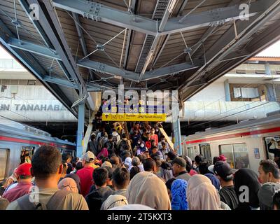 Jakarta, Indonesien - 2. November 2023: Eine Menge von Passagieren am Bahnhof Tanah Abang in Zentral-Jakarta, Indonesien Stockfoto