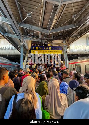 Jakarta, Indonesien - 2. November 2023: Eine Menge von Passagieren am Bahnhof Tanah Abang in Zentral-Jakarta, Indonesien Stockfoto